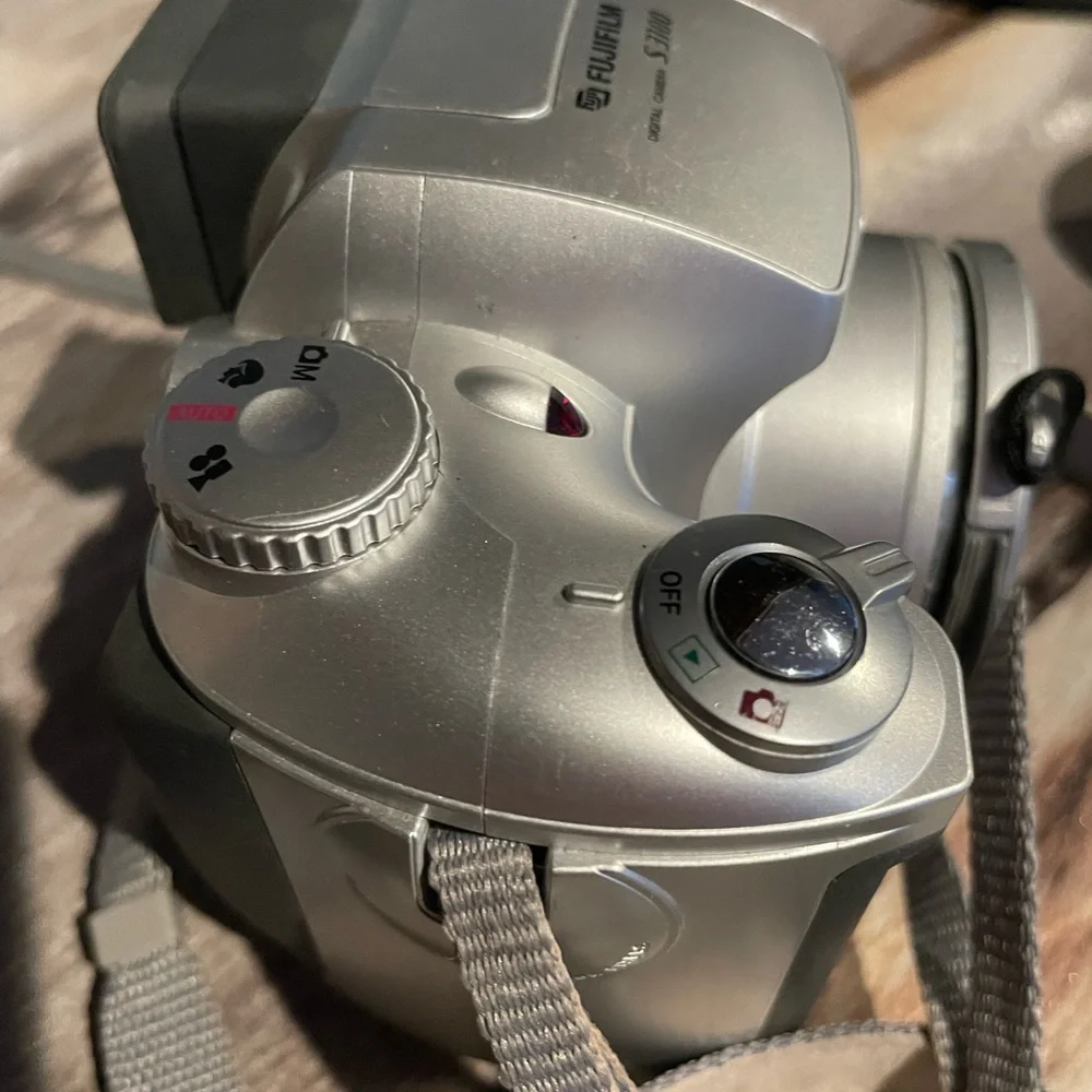FINEPIX S3100 Digital Camera 6 times Zoom 4.0 MP Olympus XD Card. Case. Manual.
